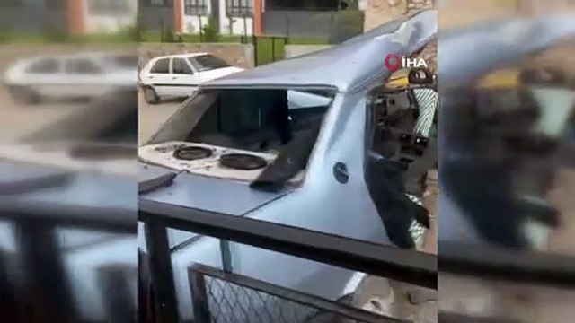 Demir korkuluğa çarpan Tofaş ikiye ayrıldı! O anlar kamerada