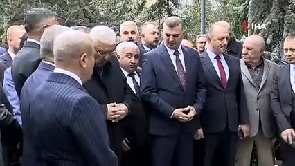 MHP heyeti Türkeş'in mezarındayken tüm gözler Bahçeli'yi aradı ama...