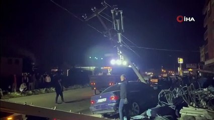Yoldan çıkan otomobil elektrik direğine çarptı