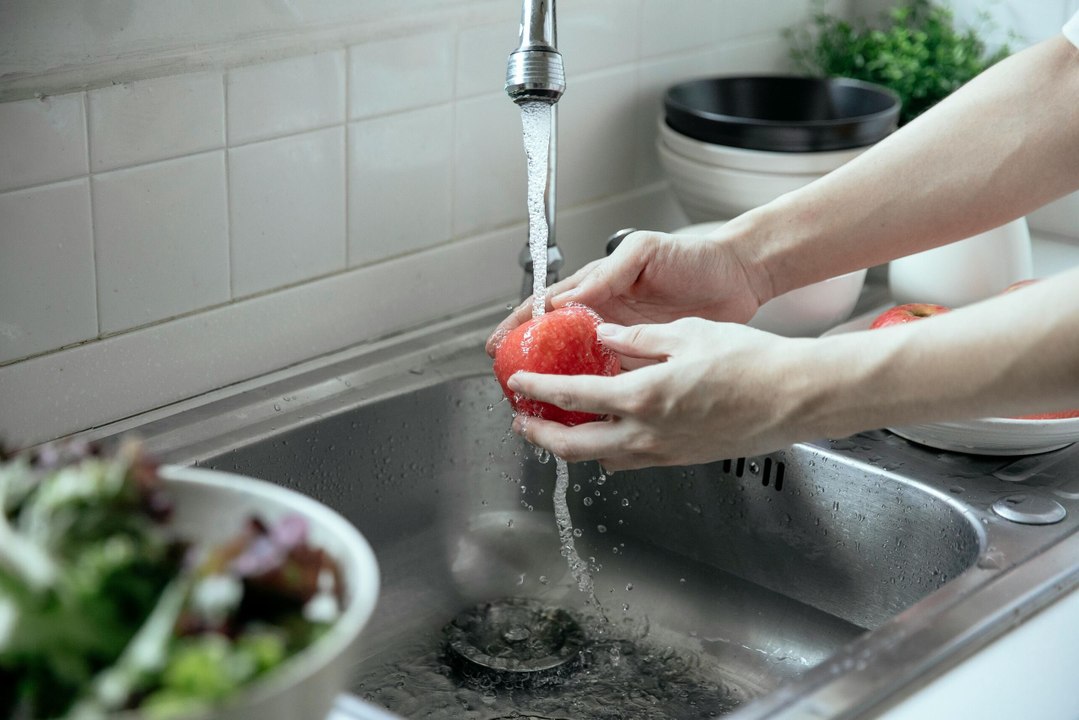 ¿Cómo lavar frutas y verduras para eliminar los pesticidas? La ciencia tiene la respuesta