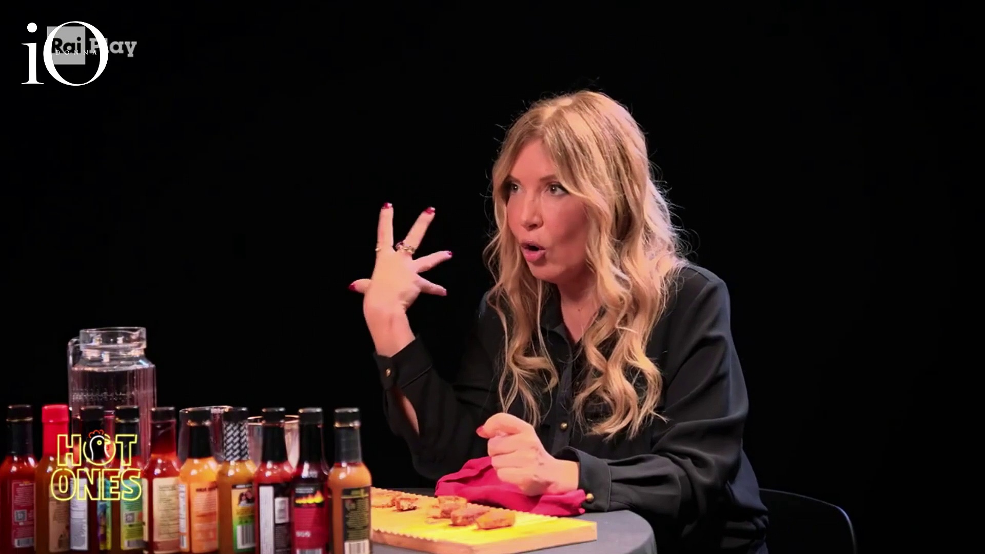 Video Selvaggia Lucarelli annuncia le nozze con Biagiarelli: «Vorrei una festa pugliese, con i taralli e Albano»