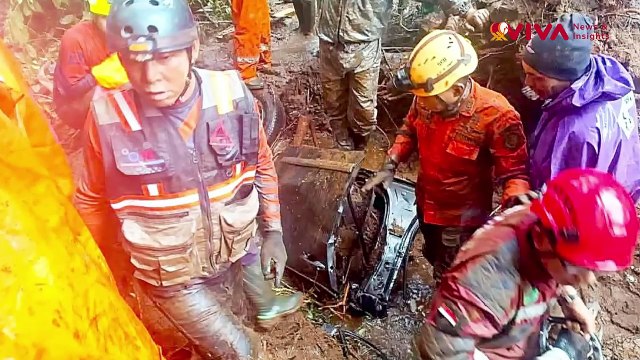 MENGERIKAN! Rekaman 2 Mobil Tersapu Tanah Longsor