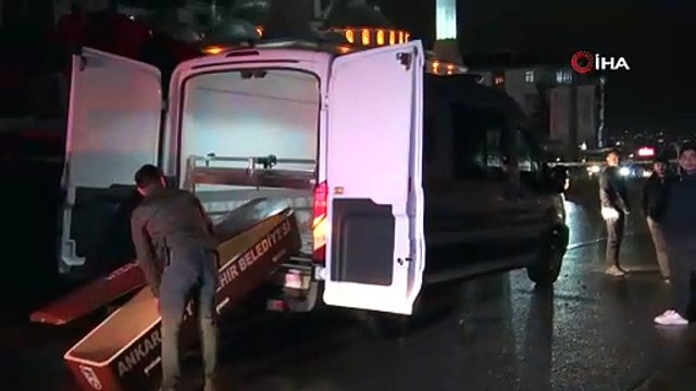 Yayalara çarpmamak için manevra yapan tır parka daldı