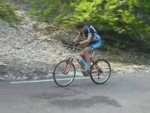 gamelle velo en cote ( idiot de cycliste (^_^) )