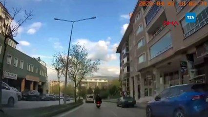 Devrilen motosikletteki 2 kişi otomobilin altında kalmaktan son anda kurtuldu