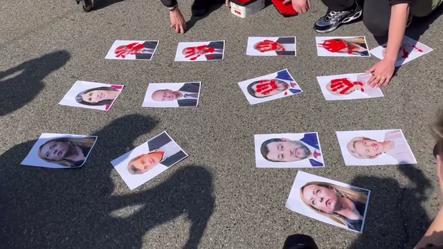 Torino, il corteo delle superiori: «Meno soldi per le armi e più per l'istruzione». «Mani di sangue» sulle foto dei leader Ue, Governo e opposizione