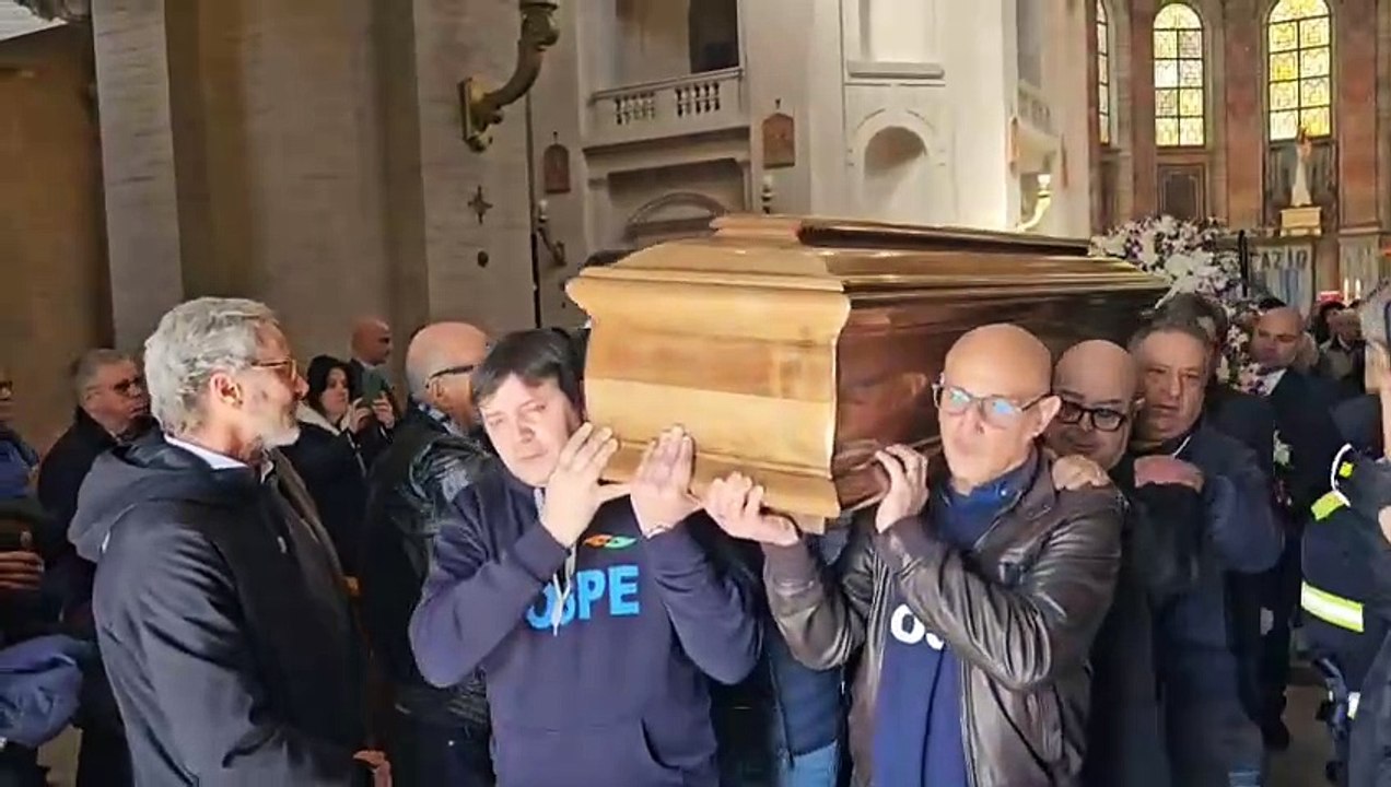 Funerali Suor Paola, il corteo accompagna il feretro all'uscita della Chiesa