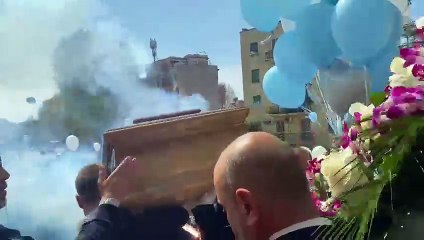 Funerali Suor Paola, cori e fumogeni accompagnano la bara