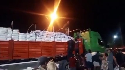 ​Video: Saquean un camión con paquetes de harina en Camiri