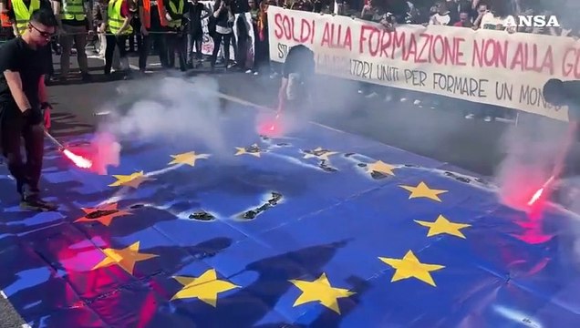 Studenti bruciano maxi bandiera Ue sotto ministero Istruzione
