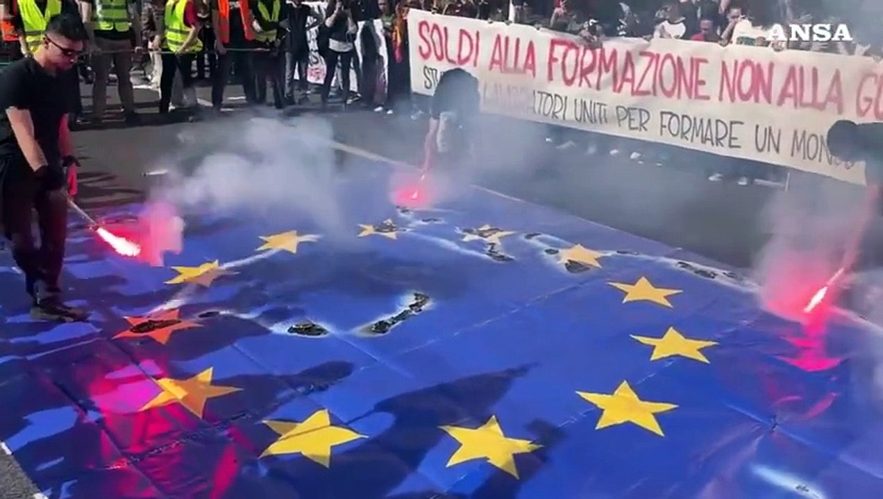 Studenti bruciano maxi bandiera Ue sotto ministero Istruzione