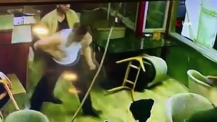 Pastanede küfürlü konuştuğu için uyarılan şahıslar, işletme sahibi ve arkadaşlarını darp etti