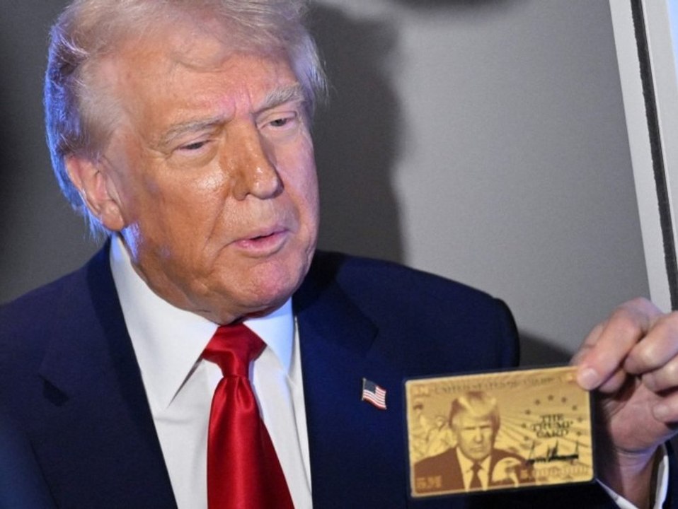 Donald Trump präsentiert Gold Card für reiche Einwanderer