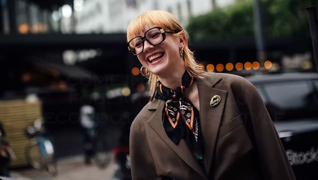 Come indossare il foulard al collo secondo lo street style