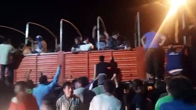 ¡Se llevaron todo! Pobladores saquean camiones con harina, estaban retenidos por la Aduana en Camiri