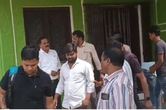 ACB arrested 2 patwari's: Video: एसीबी ने 2 पटवारियों को रिश्वत लेते रंगे हाथों दबोचा, एक अंबिकापुर तो दूसरा बलरामपुर जिले में है पदस्थ