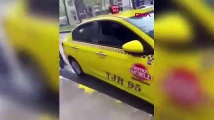 Taksici kadın müşteriye önce arabanın içinde saldırdı