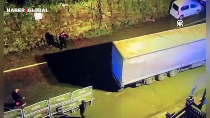Artvin'de tır dorsesinde şoke eden görüntüler! Yurt dışına kaçmaya çalışan 3 zanlı böyle yakalandı