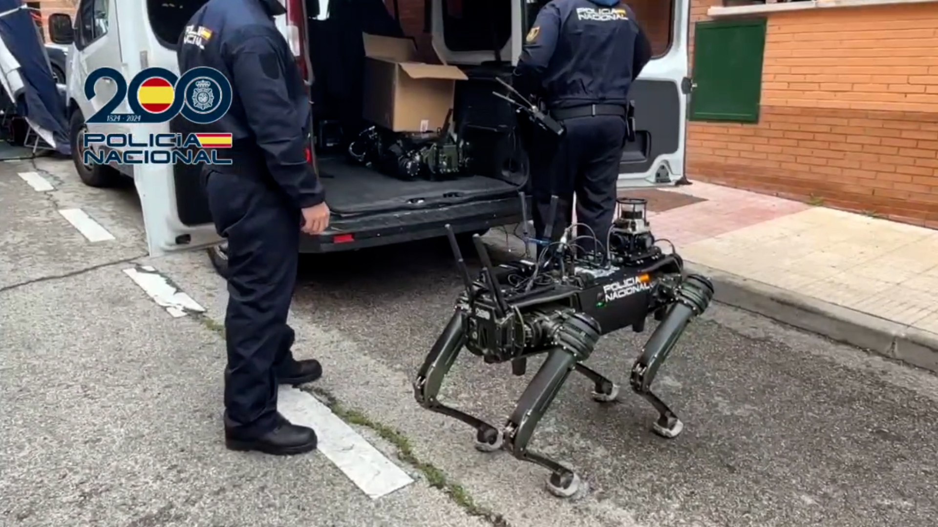 Dos bomberos fallecieron por el incendio de un coche h�brido en un garaje de Alcorc�n.
La acumulaci�n de gases y la toxicidad de estos hac�an complicado el acceso al espacio. La Polic�a ha usado el artilugio para la inspecci�n ocular.