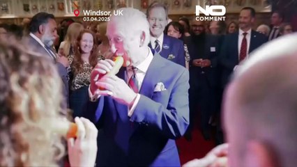 Rei Carlos toca flauta de cenoura com a Orquestra de Legumes de Londres