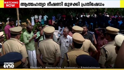 എറണാകുളം പെരുമ്പാവൂർ പാരിയത്തുകാവ് ഭൂമി ഒഴിപ്പിക്കാൻ എത്തിയ അഭിഭാഷക കമ്മീഷൻ പ്രതിഷേധത്തെ തുടർന്ന് മടങ്ങി