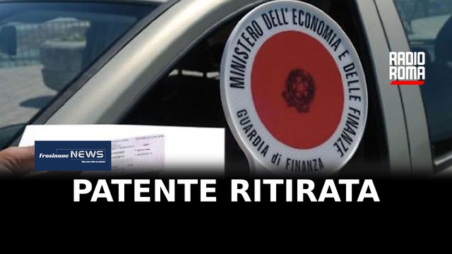 Frosinone, influencer al telefono mentre guida, la polizia le ritira la patente