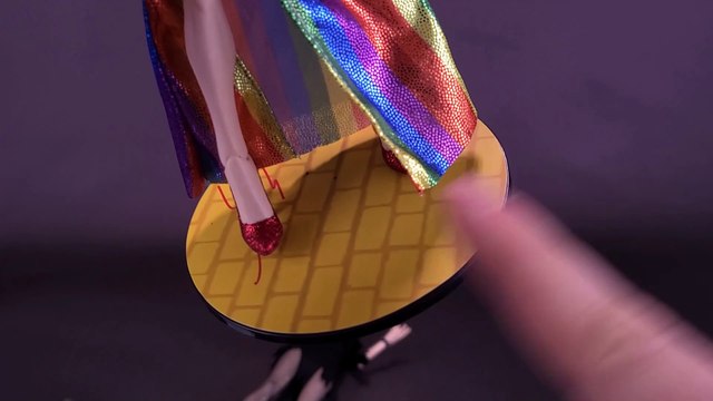 NECA Elvira Mistress Of The Dark Commando Elvira Figure