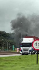 VÍDEO: incêndio em carreta causa lentidão na BR-101 em Garuva