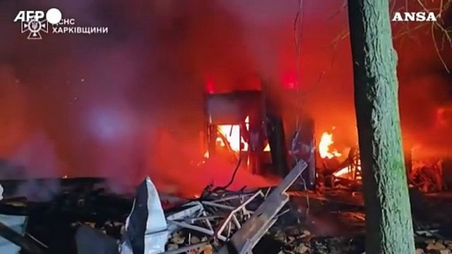 Ucraina, Kharkiv avvolta dalle fiamme dopo un attacco di droni russi