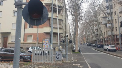 Come comportarsi a un passaggio a livello, il video: «Ci sono troppi incidenti, ecco il vademecum»