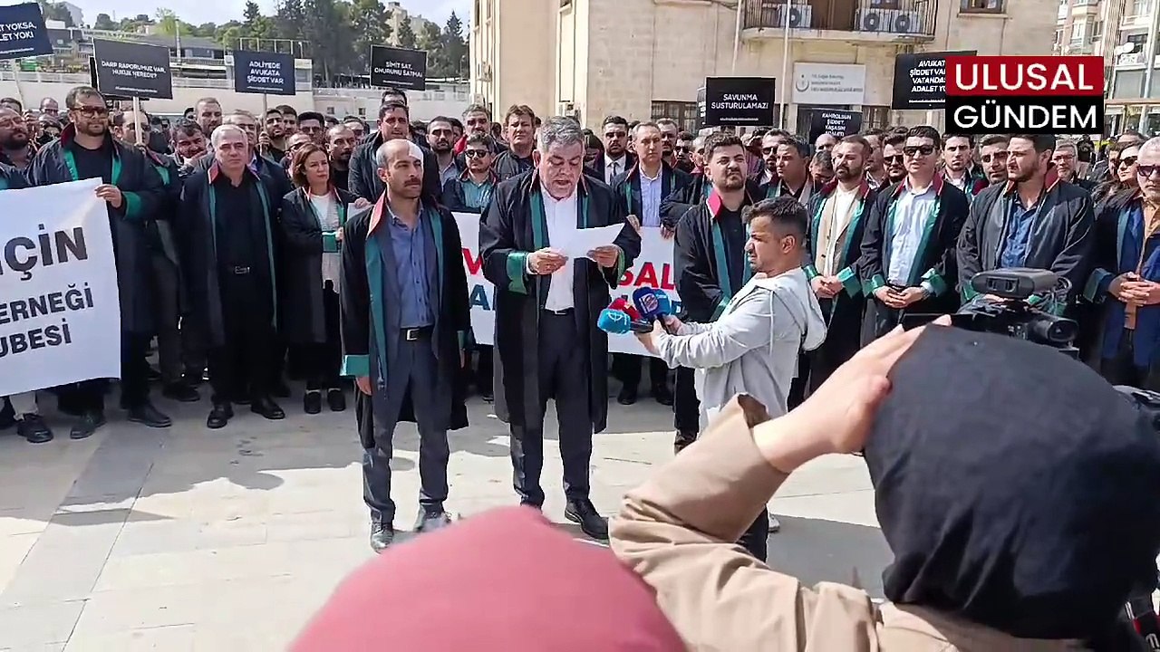 Şanlıurfa’da avukatlar saldırılara karşı cübbeleriyle yürüdü
