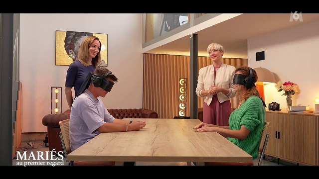 Guillaume et Sophie se rencontre, les yeux bandés, avant leur mariage. Un détail sur Sophie perturbe Guillaume pendant la cérémonie