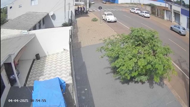 Vídeo mostra carro atingindo motociclista durante conversão à esquerda