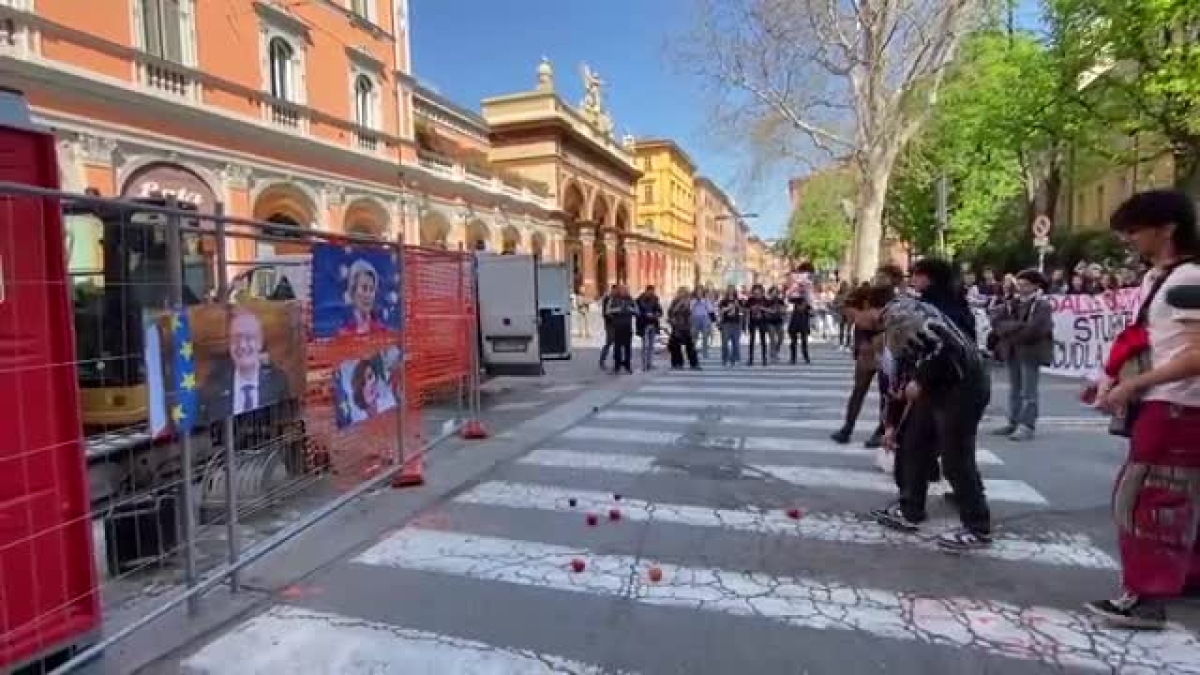 Video Il video del corteo degli studenti a Bologna: lancio di pomodori alle foto di von der Leyen, Valditara e Bernini