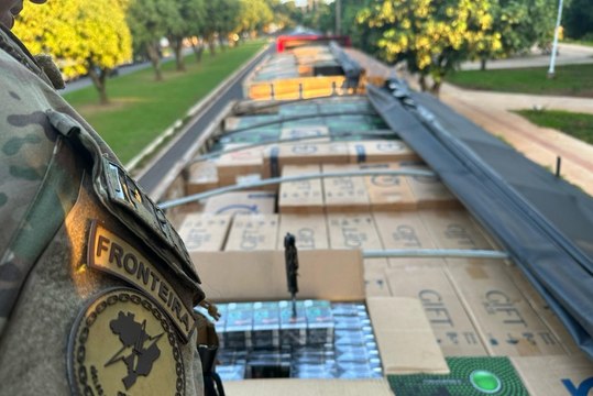 PRF apreende dois bitrens carregados com cigarros contrabandeados em Umuarama