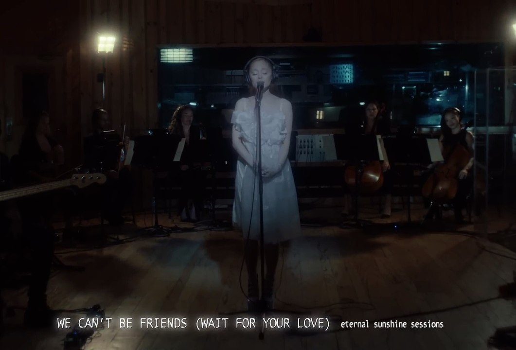 Ariana Grande chante son tube "We Can't Be Friends" en live