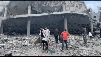 Fra le macerie della scuola-rifugio bombardata a Gaza, 29 morti