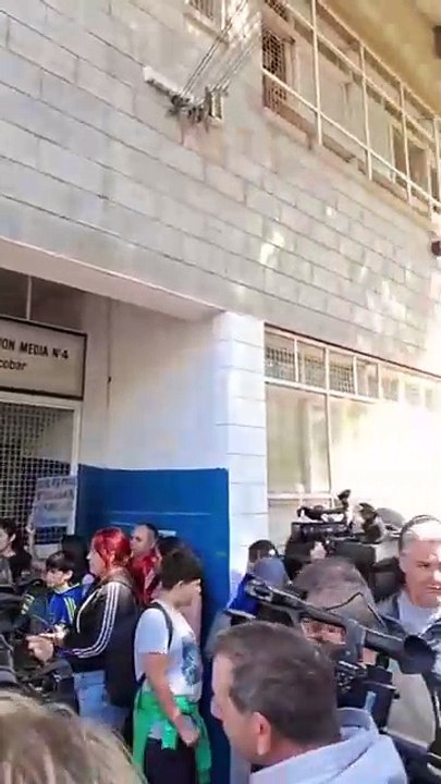 Incidentes en la puerta del colegio donde los alumnos amenazaron