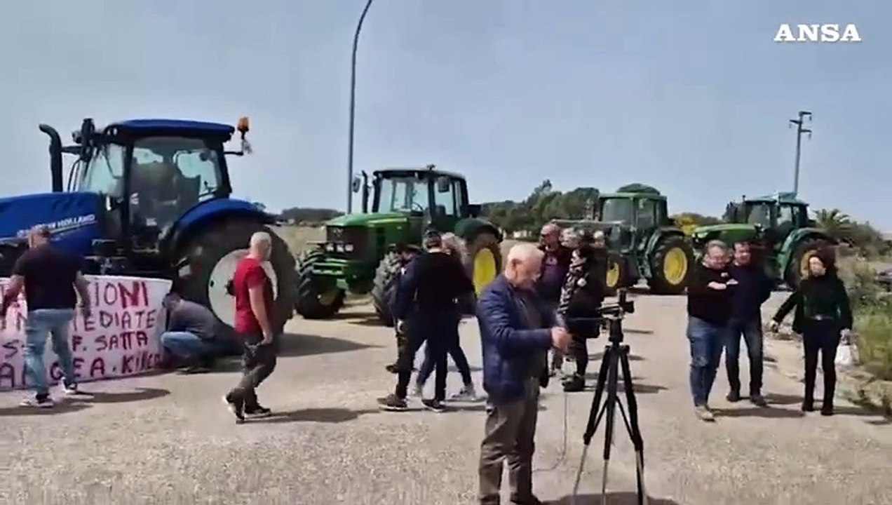 Dazi, la protesta dei pastori sardi: in corteo coi trattori lamentano anche ritardi nei pagamenti