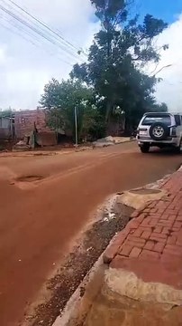 Caminhões derrubam terra e incomodam moradores de ruas no bairro Cascavel Velho
