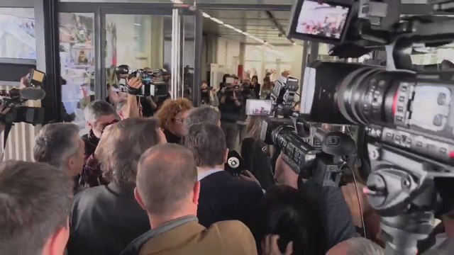 Reciben con insultos y gritos de ¡Vergüenza! a Mazón durante una visita en la Universidad de Valencia