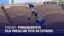 Paraquedista fica preso em teto de estádio