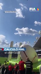VIDEO: ¡Calculó mal! Paracaidista queda atrapado en estadio de rugby