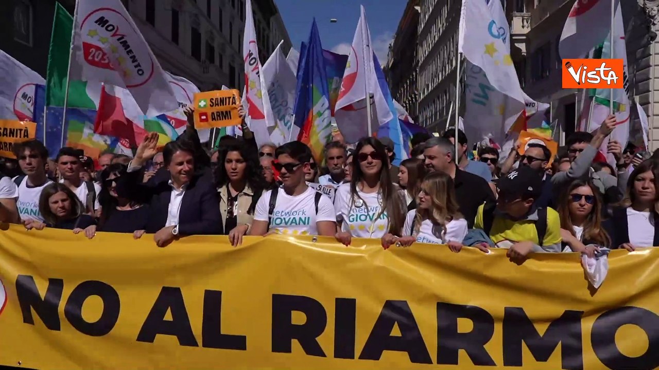 Conte guida corteo contro il riarmo in Via dei Fori Imperiali a Roma