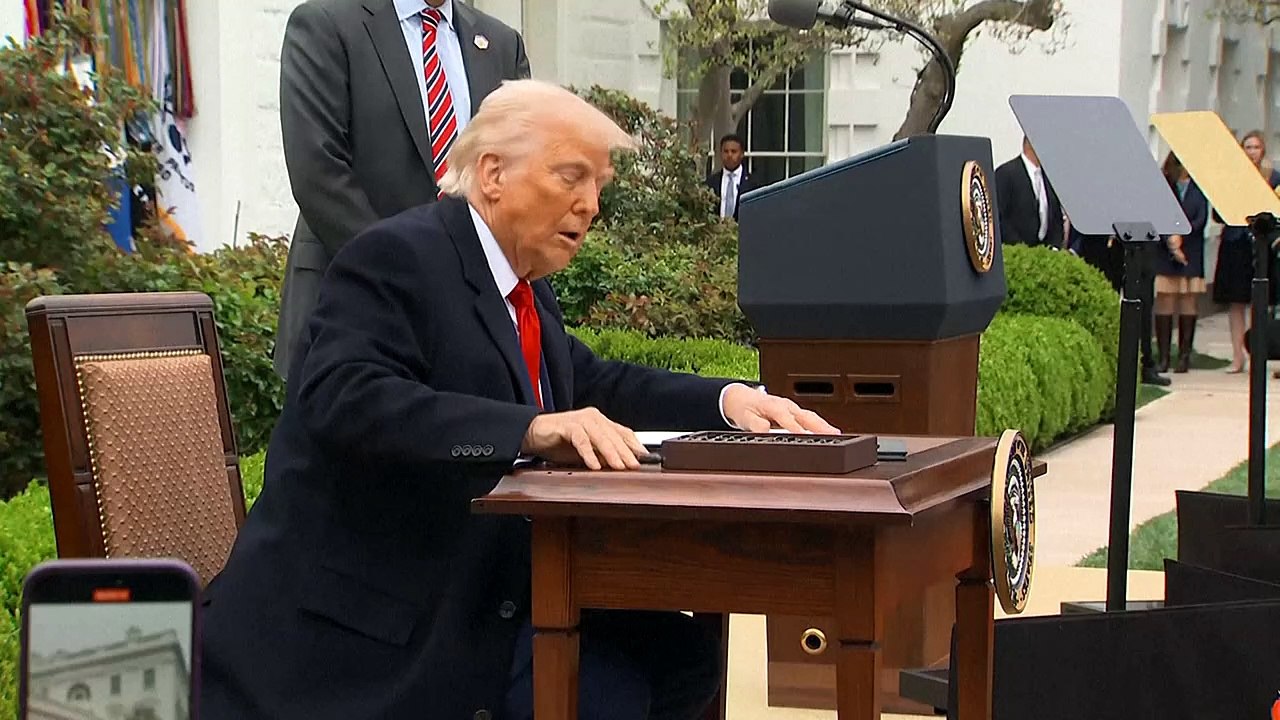 Trump dice que China "entró en pánico" con represalias a guerra comercial