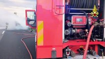 Il video dell'incendio del pullman sull'autostrada Catania Messina, in azione i vigili del fuoco
