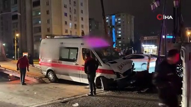 Ambulans ile minibüs çarpıştı: 5 yaralı
