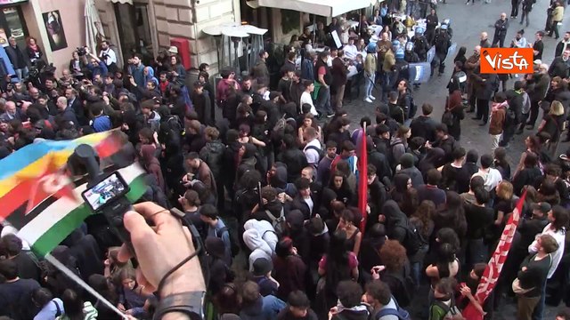 Tout le monde déteste la police , i cori contro gli agenti al corteo anti Dl sicurezza a Roma