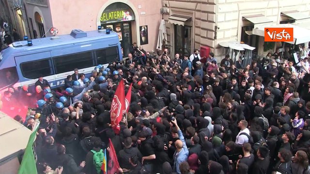 Corteo contro Dl Sicurezza, Bonelli tenta di placare gli scontri tra manifestanti e polizia
