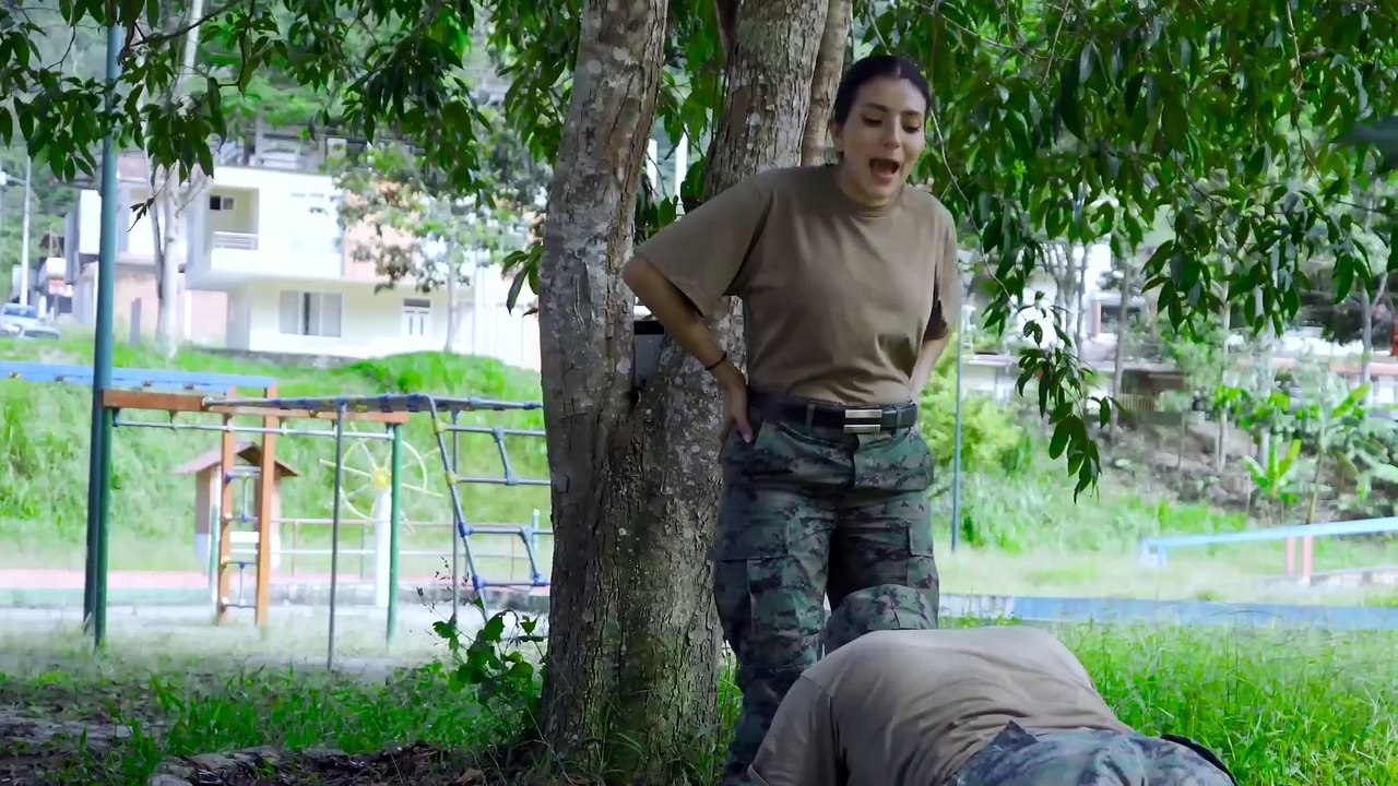 Teniente se avergüenza de su novio soldado (SEGUNDA PARTE)